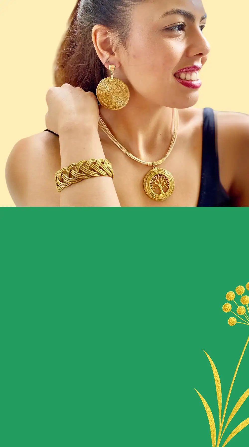 Boucles d'oreilles circulaires ton sur ton or, tissées de manière élaborée avec une surface texturée et un design suspendu.