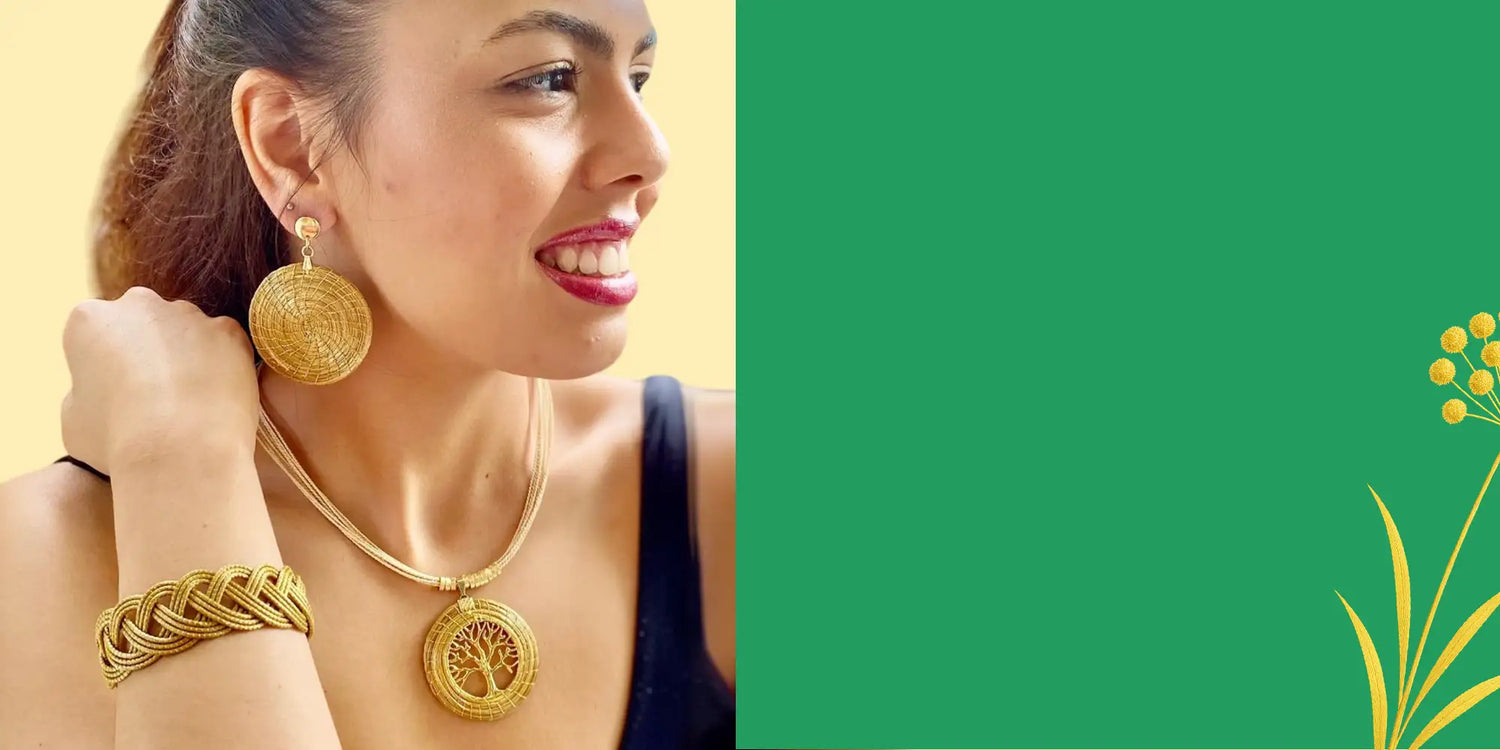 Collier pendentif circulaire en ton or avec un design intricé en arbre de vie et boucles d'oreilles créoles assorties en or